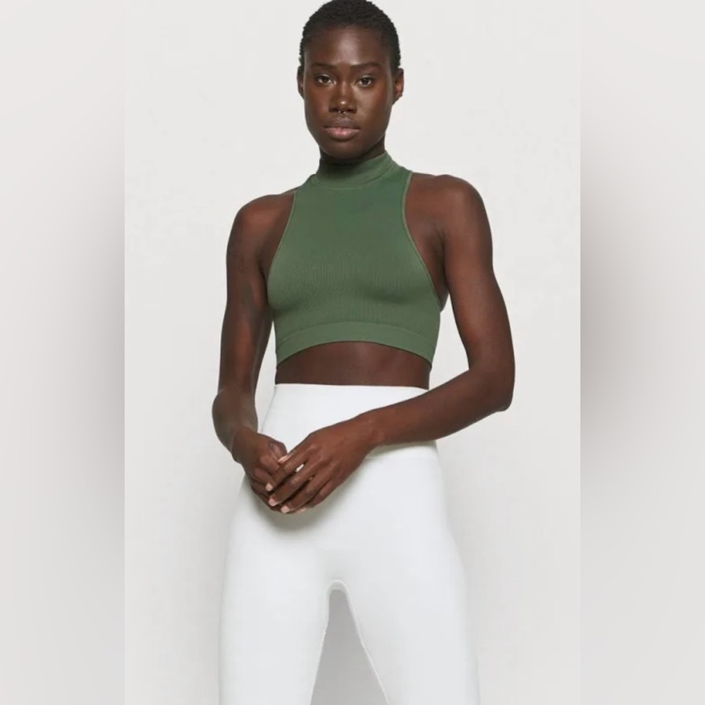 Capezio Seamless Rib Crop
TOP (11375W) • Safari Green • XS/S - Picture 4 of 15